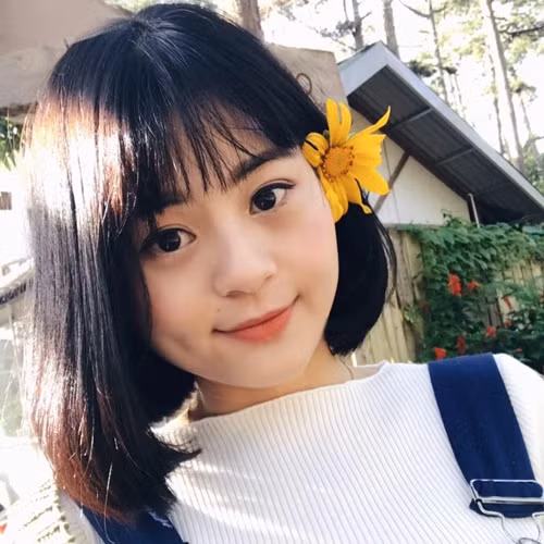 Hồng Châu là một người đam mê du lịch và thích khám phá. Trang cá nhân của cô nàng ngập tràn những hình ảnh "du hí" Nha Trang, Đà Lạt, Vũng Tàu.