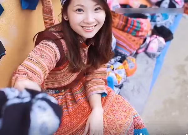 Chắc hẳn nhiều người vẫn chưa quên hình ảnh xinh đẹp cô " hot girl dân tộc" và câu chuyện đồng ý cưới với giá 100 nghìn đồng giữa chợ Sa Pa diễn ra vào giữa tháng 10 vừa qua. Sau clip đó, cái tên Phạm Linh Trang được nhiều người nhắc tới và vừa qua những hình ảnh thời ngố tàu của cô nàng quê Tuyên Quang này đã bị dân mạng "đào mộ" lên từ chính trang cá nhân của cô bạn này.