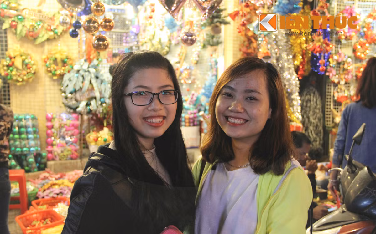 Tại một số điểm vui chơi ở Hà Nội trong những ngày này được trang trí rất lung linh với những cây thông lớn và đầy màu sắc.