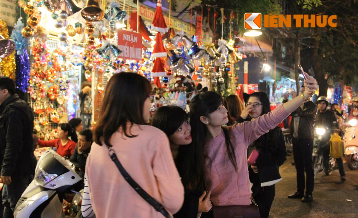 Rất nhiều bạn trẻ đã tranh thủ chụp những bức ảnh check-in trước những cửa hàng được trang hoàng khá lung linh.