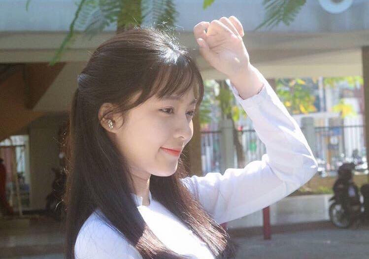 Hôm nay tất cả các trường sẽ bắt đầu vào năm học mới, rất nhiều bạn trẻ đã đăng tải những hình ảnh cực tinh tuyền trong chiếc áo dài trắng. Trong đó có nữ sinh Đà Nẵng với bức ảnh áo dài đẹp tựa thiên thần.