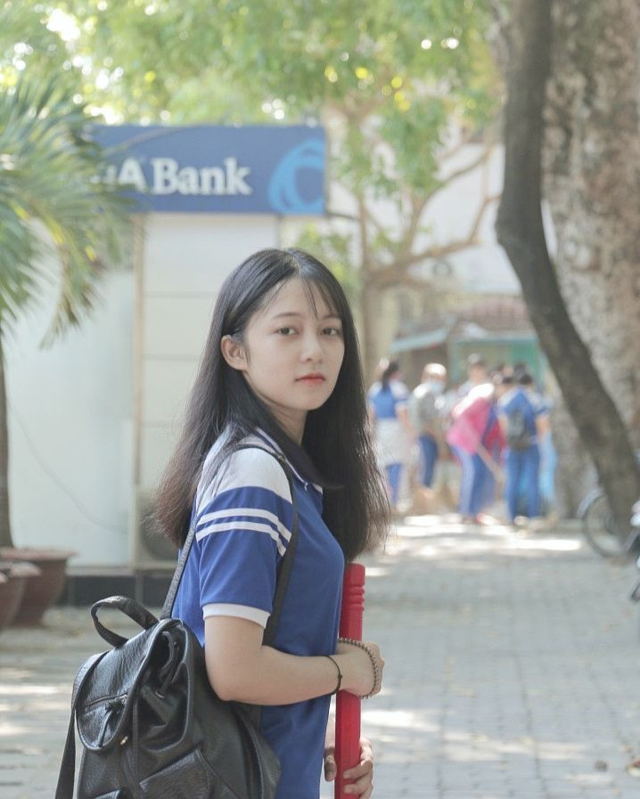 Nữ sinh 10X Đà Nẵng trong chiếc áo dài trắng, nụ cười chúm chím duyên dáng cùng góc mặt nghiêng xinh đẹp đã khiến biết bao trái tim cô đơn phải tan chảy.