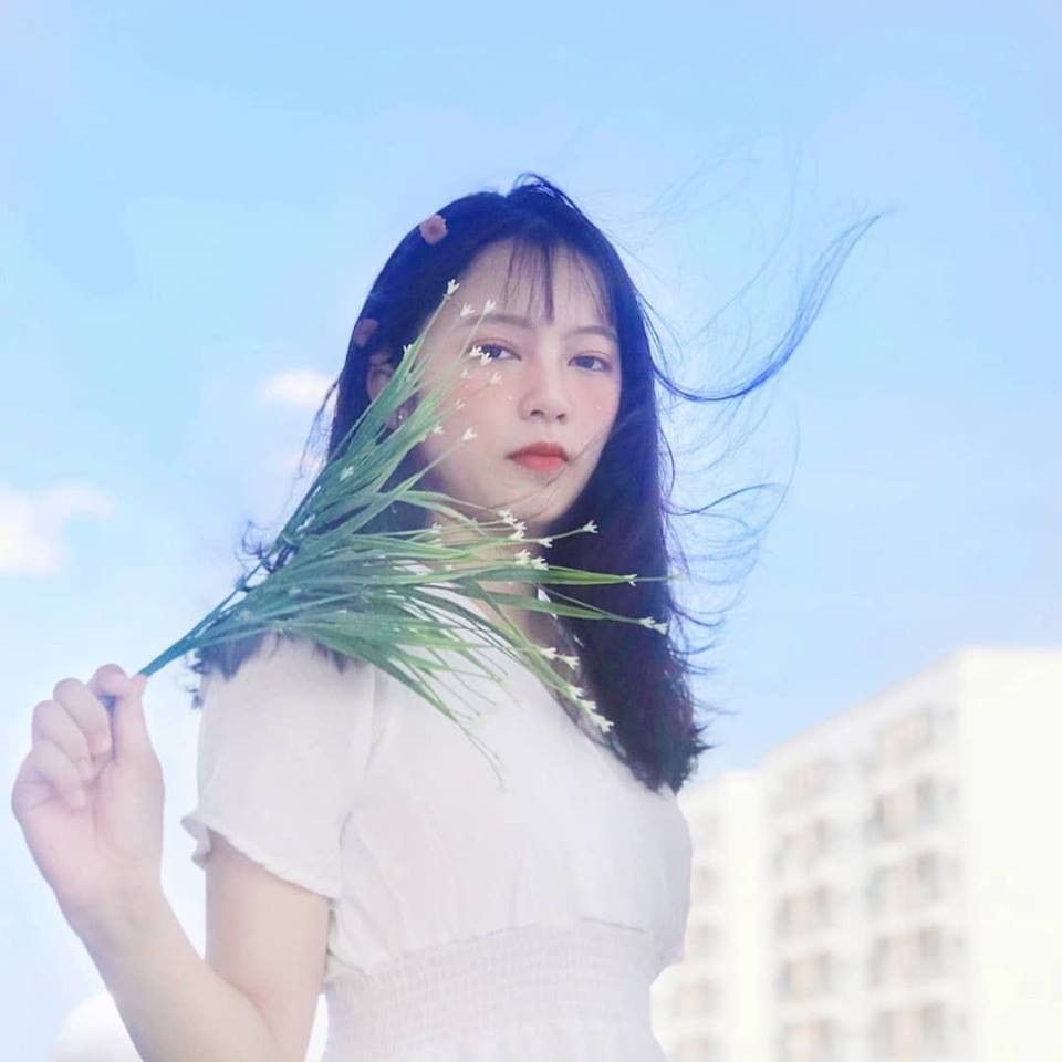 Những bức ảnh chụp góc mặt nghiêng của Khánh Linh khiến nhiều người phải thổn thức.