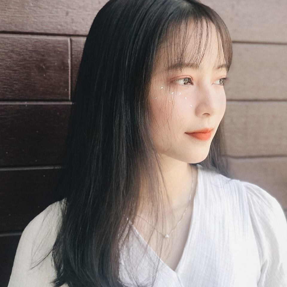 Dù chỉ cao 1m62 nhưng với gương mặt ưa nhìn, thân hình cân đối Khánh Linh khiến không ít người hâm mộ bởi nhan sắc chuẩn "tình đầu" trong lòng CĐM.