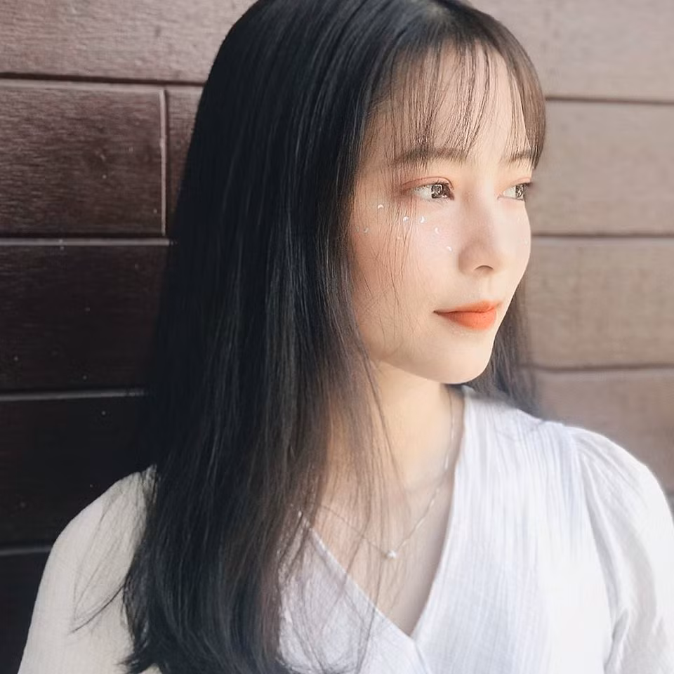 Dù chỉ cao 1m62 nhưng với gương mặt ưa nhìn, thân hình cân đối Khánh Linh khiến không ít người hâm mộ bởi nhan sắc chuẩn "tình đầu" trong lòng CĐM.