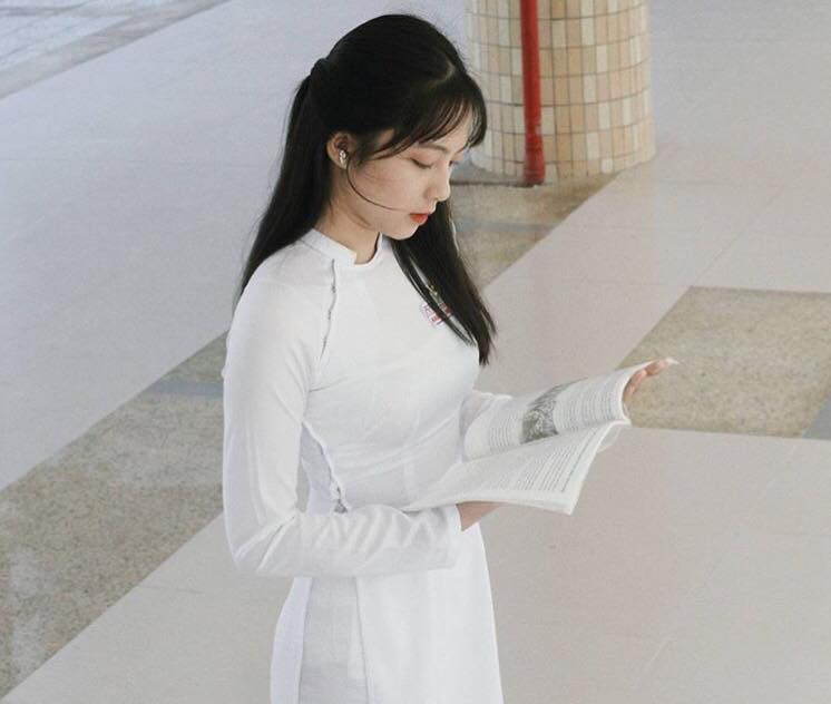 "Loạt hình ảnh được chia sẻ trên mạng xã hội chụp ở nhiều thời điểm khác nhau khi mình tham gia học sinh thanh lịch, ảnh kỷ yếu, ảnh chia tay trường cấp 3,... Thời gian vừa qua mình chỉ tập trung cho việc ôn luyện và chờ kết quả đại học nên không hay vào mạng xã hội. Rất bất ngờ và cũng xin cảm ơn tình cảm mọi người dành tặng cho mình", Khánh Linh vui vẻ cho hay.