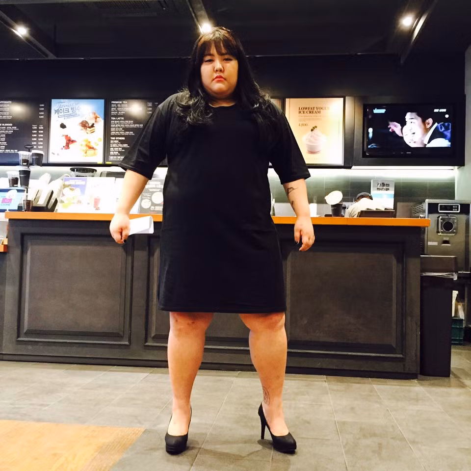 Với thân hình đồ sộ và lừng lững của mình nhưng Soo Bin vẫn tự tin diện váy và giày cao gót mỗi lần xuất hiện.