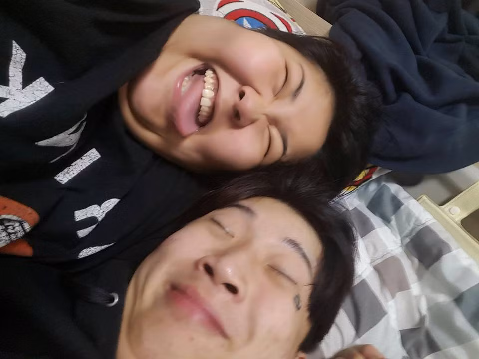 Bạn trai cô cũng vô cùng chiều chuộng người yêu, luôn ở bên cạnh Soo Bin mọi lúc mọi nơi và tận tình chăm sóc cực kì dịu dàng khi cô người yêu bé mập ngã bệnh.