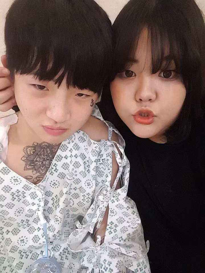 Hiện tại, trang cá nhân của Soo Bin đang có hơn 400 nghìn người theo dõi, mỗi dòng trạng thái và hình ảnh của cô và người bạn trai đều nhận được hàng trăm ngàn lượt like và nhiều lượt chia sẻ của cư dân mạng.