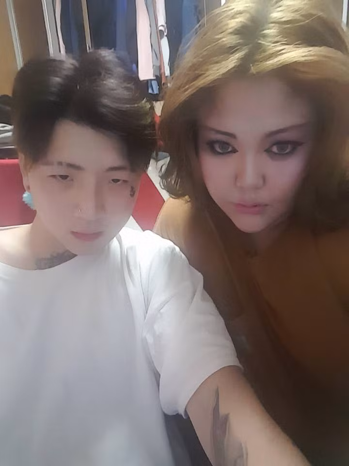 Thế nhưng, với lượng người hâm mộ lớn trên mạng xã hội ngày càng tăng với những video clip ngắn hướng dẫn trang điểm đầy ấn tượng và hơn cả là chuyện tình cực đáng yêu và lãng mạn của cặp đôi đặc biệt này.