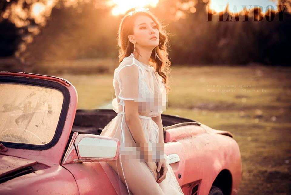 Khi thực hiện những bộ hình nóng bỏng, Mon 2K hết khai thác triệt để vòng 1 "khủng" như muốn trào ra khỏi váy rồi lại hững hờ lộ quần chip gây nhức mắt người xem.