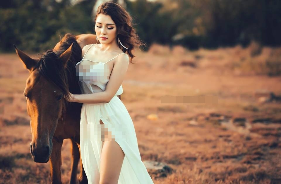 Dù bị "ném đá" dữ dội nhưng hot girl thị phi Mon 2K vẫn trung thành với phong cách thời trang kiệm vải, khoe vòng một hơn 1 mét, nặng trĩu.