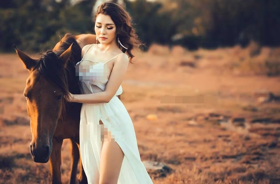 Dù bị "ném đá" dữ dội nhưng hot girl thị phi Mon 2K vẫn trung thành với phong cách thời trang kiệm vải, khoe vòng một hơn 1 mét, nặng trĩu.