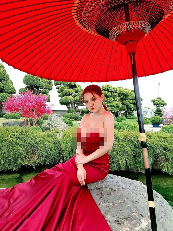 Mon 2K diện đầm đỏ quyến rũ nhưng lại để lộ vòng 1.