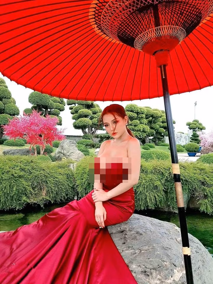 Mon 2K diện đầm đỏ quyến rũ nhưng lại để lộ vòng 1.