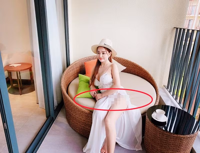 Chưa dừng lại ở đó, Mon 2K còn bị nhiều dân mạng lục lại những bức ảnh ăn mặc thiếu vải và đăng tải lại trên các fanpage trên MXH.