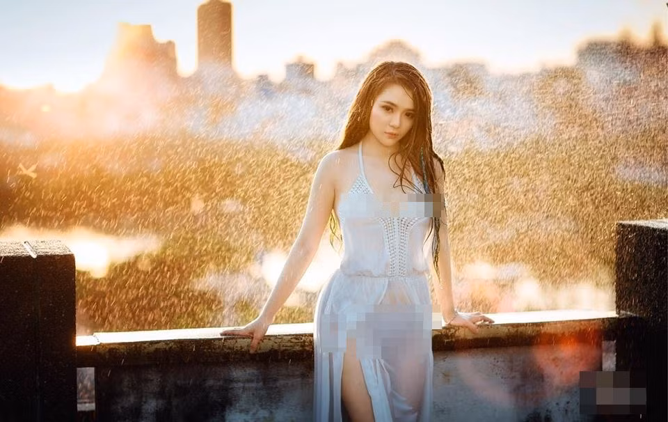 Thậm chí, trong nhiều khoảnh khắc không hiểu là "vô tình hay hữu ý", hot girl 9X Mon 2K liên tục để lộ nội y nhức mắt.