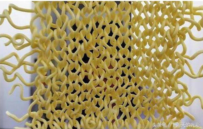 Mới đây trên MXH, các dân mạng đã đăng album tuyển tập những pha nhàn rỗi nhất. Đáng chú ý trong đó, một cô gái đã thể hiện óc sáng tạo và sự tỷ mẩn của mình rồi cho ra thành phẩm là chiếc khăn đan từ mỳ.