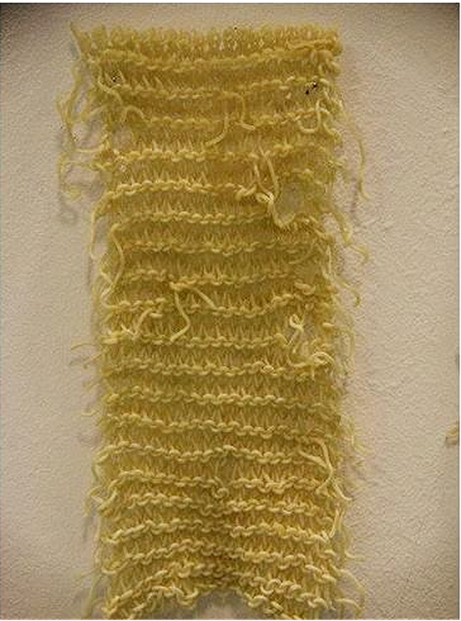 Cô nàng người Trung Quốc này đã quyết định dùng mì tôm để đan khăn.