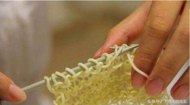 Cô nàng này đã dùng mì tôm và kiên trì đan một "chiếc khăn gió ấm" cho bạn trai để thể hiện tấm lòng thành của mình.