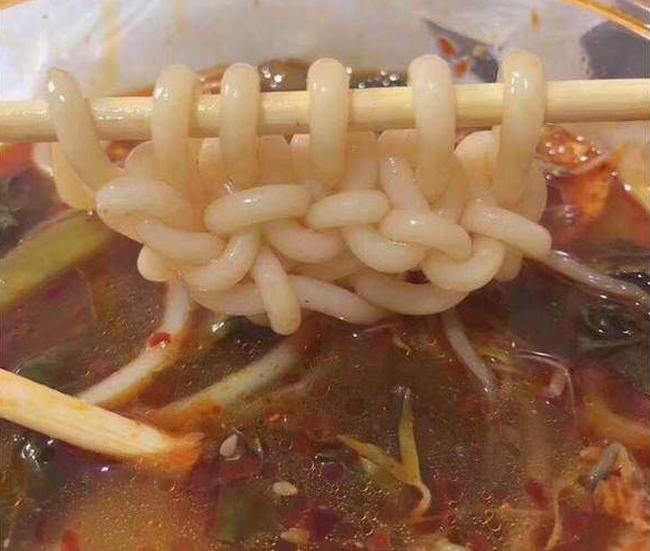 Cách đây không lâu, một cô gái lầy lội khác cũng trổ tài đan khăn từ sợi bún bò khiến dân mạng được phen cười sặc sụa. Không bàn đến độ rảnh rỗi của cô nàng này nhưng khó mà phủ nhận nàng ta rất khéo tay