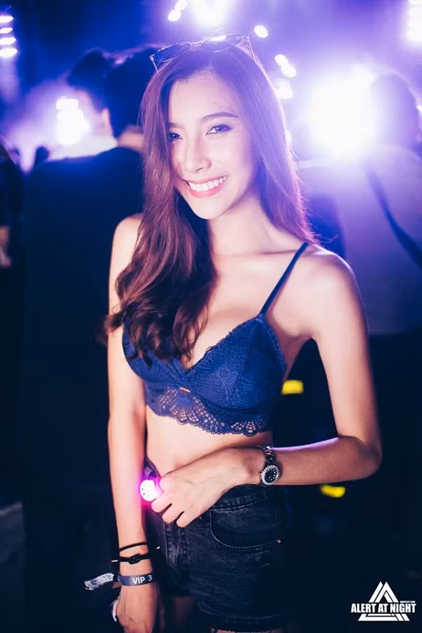 Hot girl Thái Lan gây chú ý trên MXH vừa qua là Nalurmas Sanguanpholphairot, hay còn biết với nickname Dhaidai. Hiện, cô là sinh viên ĐH Bangkok (Thái Lan).