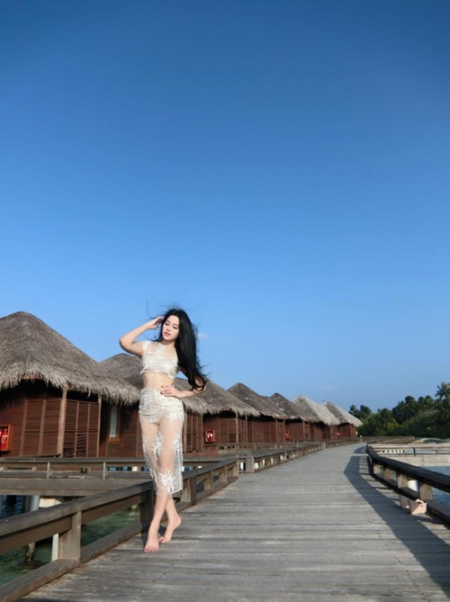 Chiếc váy nửa kín nửa hở trong bức ảnh này khiến cho Huyền Baby lại càng thêm quyến rũ.