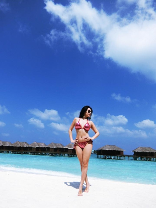 Huyền Baby khoe dáng trong bộ bikini đỏ nóng bỏng cạnh làn nước trong xanh của biển Maldives.