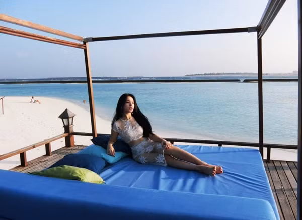 Ngay sau khi tung những bức ảnh trên, Huyền Baby nhận được rất nhiều lời khen từ NHM cũng như từ dân mạng bởi vẻ đẹp quyến rũ và đằm thắm của mình. Ảnh: FBNV.