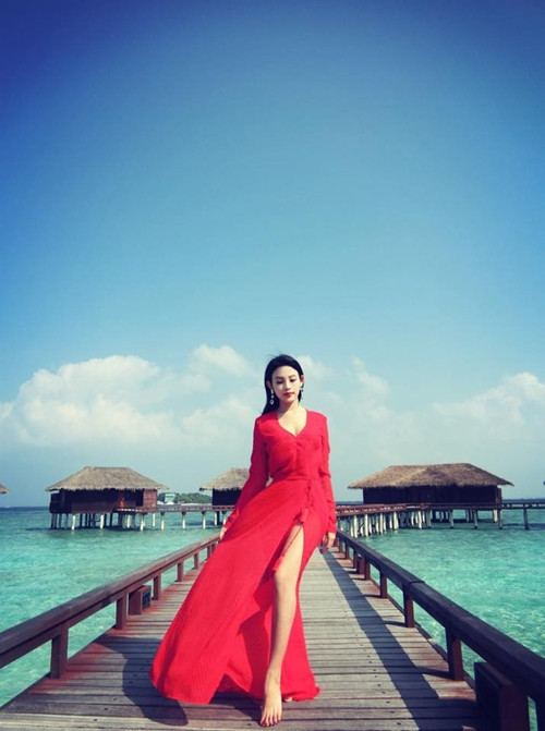 Trong chuyến đi du lịch của mình, bà mẹ một con Huyền Baby đã chọn bộ cánh đỏ rực rỡ, xẻ phần đùi táo bạo và chính sự cắt xẻ "mạnh mẽ" đó đã giúp cô phô diễn được vẻ đẹp quyến rũ của mình.