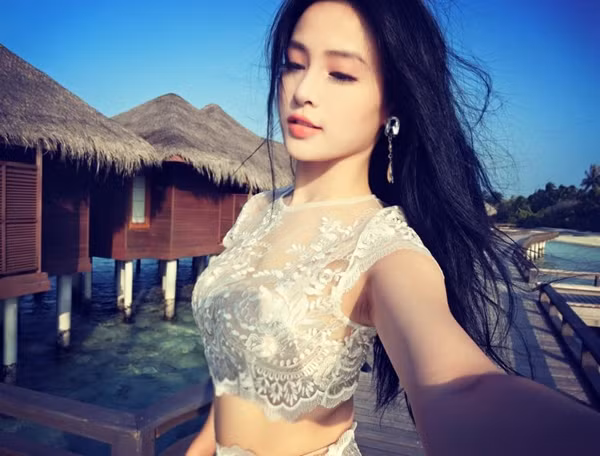 Sau khi quyết định "theo chồng, bỏ cuộc chơi" thì Huyền Baby đã hạn chế mọi hoạt động nghệ thuật để chăm lo tổ ấm và giúp chồng kinh doanh của gia đình.