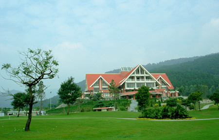 Sẽ thật thú vị khi được cùng gia đình thân yêu quây quần cắm trại ven bìa rừng, tham gia những hoạt động lý thú như chèo thuyền, câu cá, đào măng... và thưởng thức những món nướng đặc sản của Sơn Tây như gà đồi, cá hồ nướng... Giá thuê trại trong ngày là 300.000 đồng/ngày, qua đêm là 600.000 đồng/đêm.