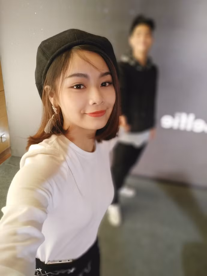 Xuất hiện vào những ngày đầu năm 2017, trào lưu selfie xóa phông đã được các cư dân mạng vô cùng thích thú, nhất là những sao Việt hưởng ứng và chia sẻ rầm rộ trên trang cá nhân. Điểm nổi bật nhất của những bức ảnh tự sướng theo trào lưu này là phông bị xóa mờ. Từ đó, có thể làm nổi bật chân dung lung linh của chủ nhân chính khi selfie.