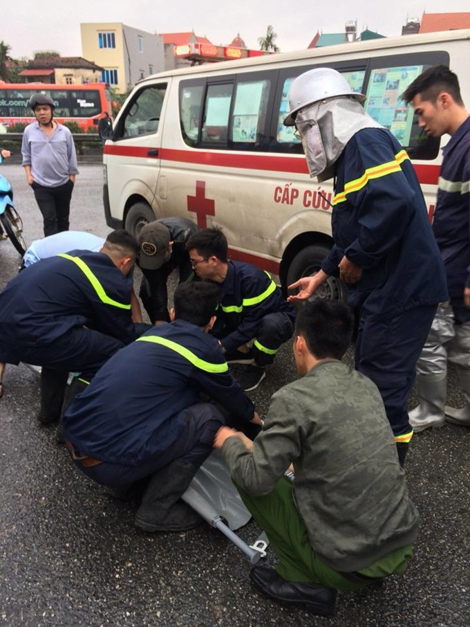 Nhận được tin báo, một chiếc xe cứu hỏa đã tức tốc đến giải cứu cho nạn nhân. Tuy nhiên, trên đường tới nơi gặp nạn, dù xe cứu hỏa rú còi xin đường liên tục, dòng người vẫn "tại vị" ung dung, buộc người lái xe phải đánh tay lái đi ngược đường. Thật không may, xe PCCC này va chạm với một xe 45 chỗ đang lưu thông.