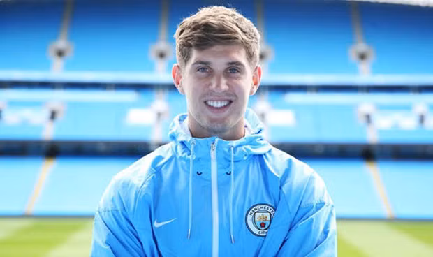 John Stones là mặt hàng hot trên thị trường chuyển nhượng tại xứ sở Sương Mù trong một vài mùa giải gần đây. Hàng loạt những CLB lớn như Man United, Chelsea hay Arsenal đều muốn có cầu thủ Everton, thế nhưng Man City đã giành chiến thắng khi bỏ ra tới 50 triệu bảng để có trung vệ tiềm năng của bóng đá Anh.