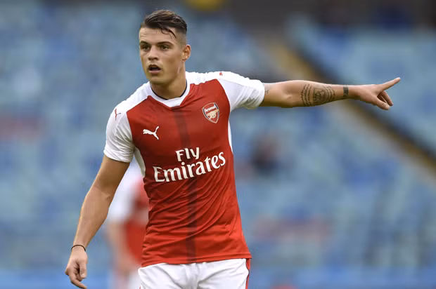 Nhằm gia cố cho hàng tiền vệ già nua của mình, Arsenal đã chi tới 45 triệu euro để đưa về Granit Xhaka. Cầu thủ này về với sân Emirates với nhiệm vụ sẽ cấp bóng cho những cầu thủ tấn công phía trên như Ozil hay Giroud.