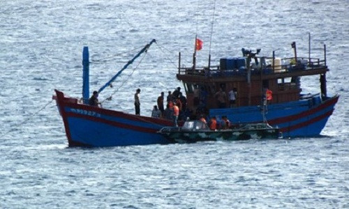 Tàu CQ của đảo Nam Yết tiếp cận tàu QNg 97027 TS.