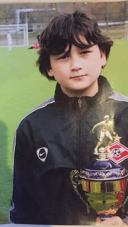 Đâu cần đến dậy thì thành công, từ nhỏ Đặng Văn Lâm đã may mắn được thừa hưởng gen xinh đẹp từ cả bố và mẹ. Bởi thế, từ nhỏ, Lâm Tây đã là hoàng tử lai trong mắt mọi người.