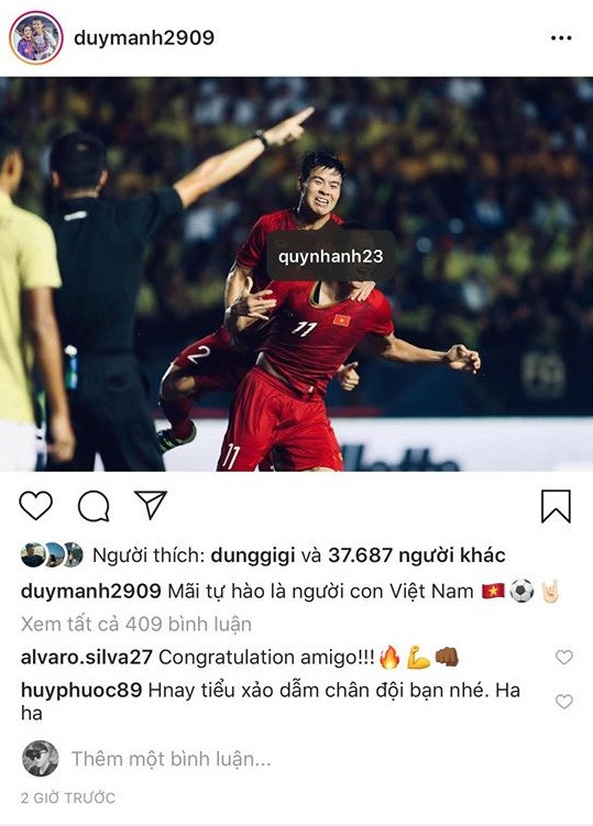 Trong khi đó, Duy Mạnh lại chia sẻ niềm vui chiến thắng của ĐTQG Việt Nam trước Thái Lan với người yêu "Công chúa béo" Quỳnh Anh.