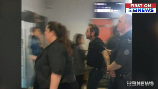 Đối tượng đã bị cảnh sát bắt giữ và một cuộc điều tra đang được tiến hành. Ảnh: 9 News