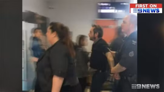 Đối tượng đã bị cảnh sát bắt giữ và một cuộc điều tra đang được tiến hành. Ảnh: 9 News