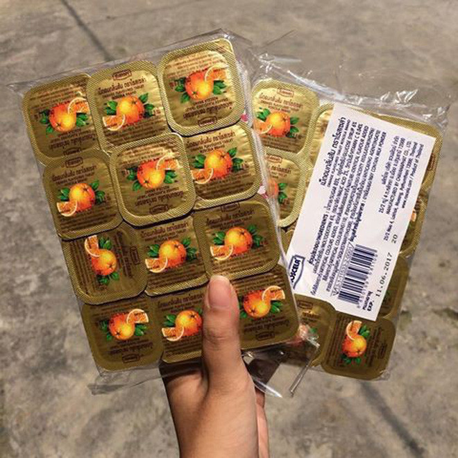 Các thể loại kẹo C ai ai cũng có một lọ. Lúc thì là lọ kẹo C Doraemon, lúc lại là những hộp nhựa vuông nhỏ với lớp giấy bọc màu vàng.