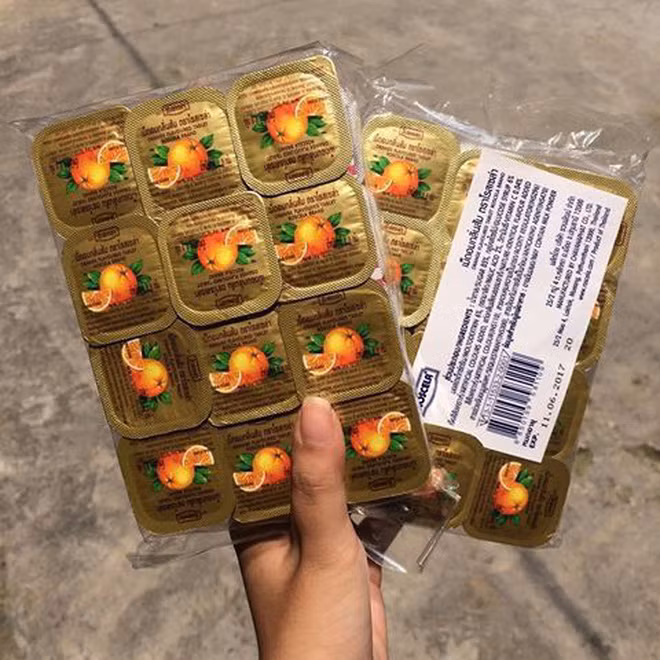 Các thể loại kẹo C ai ai cũng có một lọ. Lúc thì là lọ kẹo C Doraemon, lúc lại là những hộp nhựa vuông nhỏ với lớp giấy bọc màu vàng.