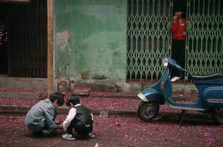 Sau đêm 30 Tết, hình ảnh đường phố Hà Nội đỏ rực xác pháo có lẽ chỉ nằm trong tiềm thức của một số ý các bạn trẻ 8X và 9X đời đầu. Mỗi khi nhắc đến những hình ảnh này, nhiều người cảm thấy bùi ngùi tiếc nuối. Họ chỉ còn biết xuýt xoa, chấp nhận vì cuộc sống hiện đại không còn cho phép những hình ảnh xưa tái diễn.