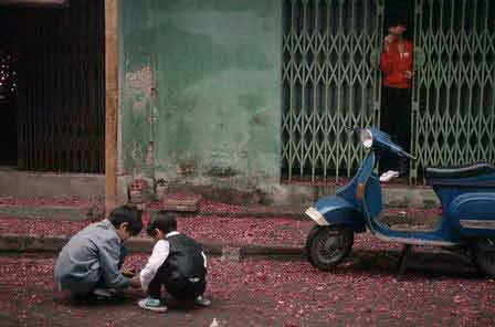 Sau đêm 30 Tết, hình ảnh đường phố Hà Nội đỏ rực xác pháo có lẽ chỉ nằm trong tiềm thức của một số ý các bạn trẻ 8X và 9X đời đầu. Mỗi khi nhắc đến những hình ảnh này, nhiều người cảm thấy bùi ngùi tiếc nuối. Họ chỉ còn biết xuýt xoa, chấp nhận vì cuộc sống hiện đại không còn cho phép những hình ảnh xưa tái diễn.