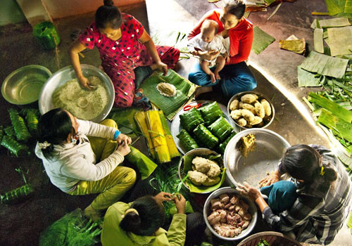 Cuộc sống hiện đại ngày này khiến giới trẻ không còn được thấy hình ảnh ngồi quây quần trông nồi bánh chưng trong sân nhà, khu tập thể. Thay vào đó là những chiếc bánh chưng được mua sẵn ở cửa hàng.