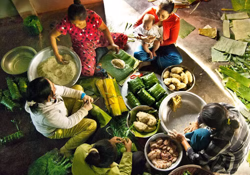 Cuộc sống hiện đại ngày này khiến giới trẻ không còn được thấy hình ảnh ngồi quây quần trông nồi bánh chưng trong sân nhà, khu tập thể. Thay vào đó là những chiếc bánh chưng được mua sẵn ở cửa hàng.