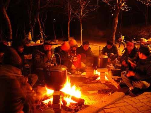 Những đứa trẻ thì ngồi trong lòng cha, mẹ nghe mùi khói bếp quyện với mùi bánh chưng thơm phức và chìm đắm vào giấc ngủ có lẽ chỉ còn trong thi ca.