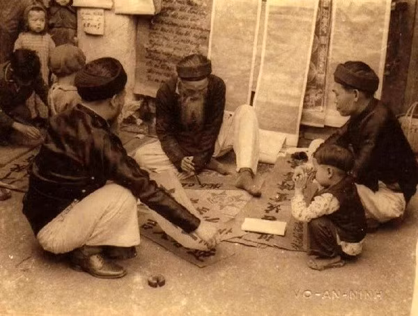 Giới trẻ hiện đại cũng có không ít người đặc biệt rất thích hồi tưởng về Tết truyền thống ngày xưa. Họ đến những con phố ông đồ, xin chữ, xin lộc ngày Tết như một cách giữ gìn những kỷ niệm xưa cũ và cầu may mắn cho năm mới.