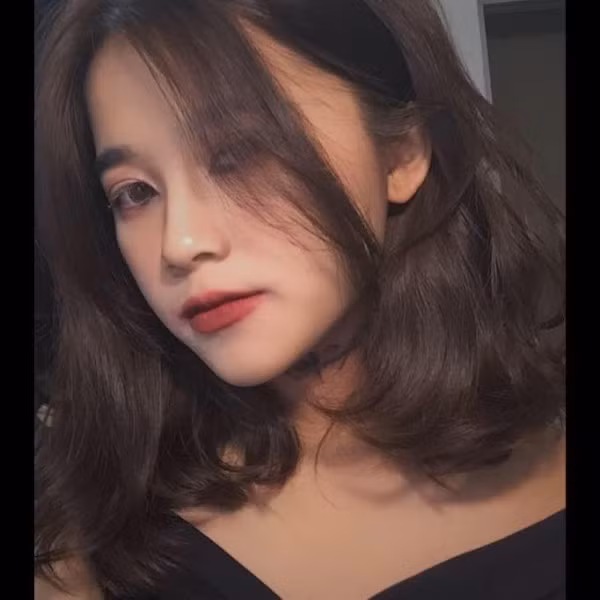 Khách quan mà nói nhìn từ xa Khánh Ly cũng có đôi nét giống Linh Ka.